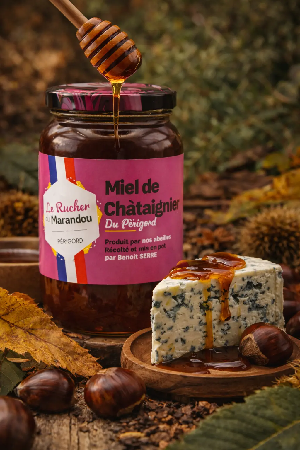Miel de châtaignier et fromages du Périgord Pot de miel de châtaignier du Périgord du Rucher du Marandou avec fromage bleu et châtaignes en mise en scène gourmande
