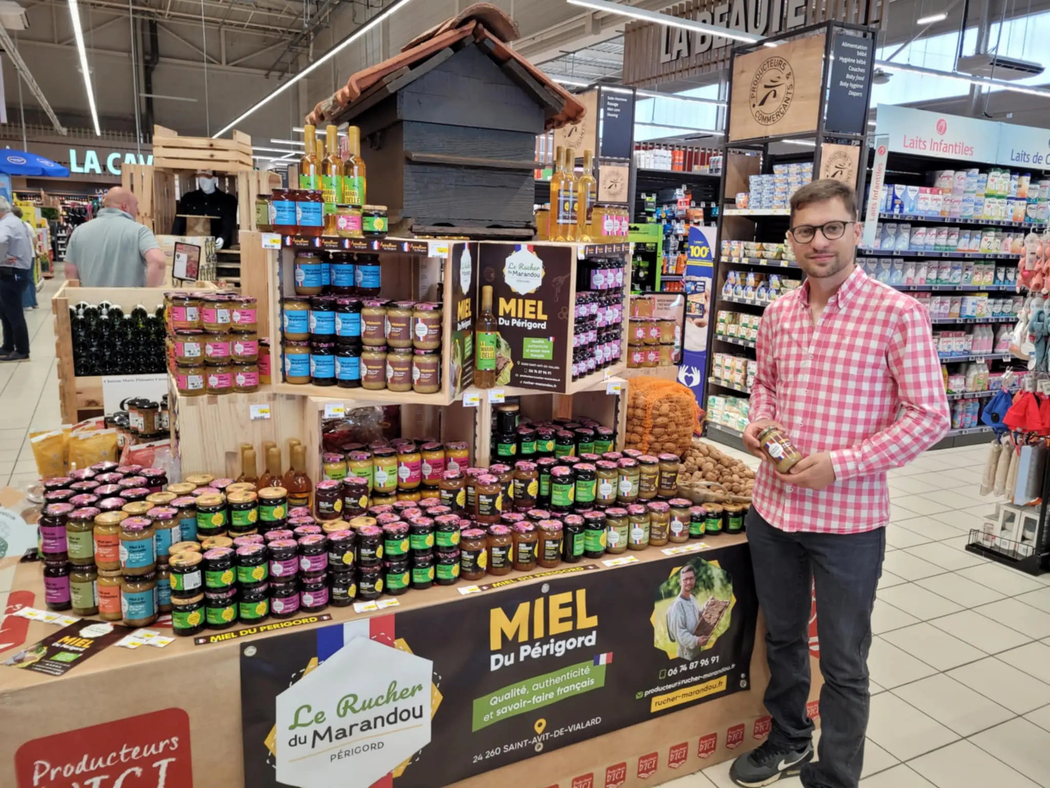 Stand Le Rucher du Marandou avec miels du Périgord en magasin – apiculteur producteur