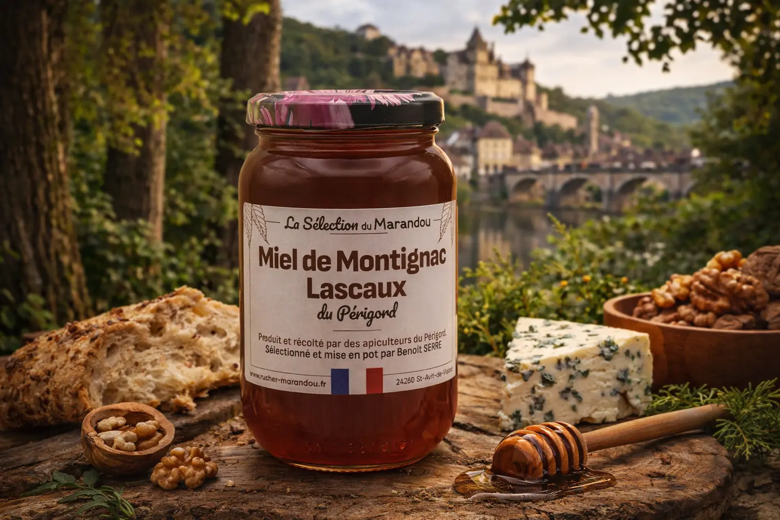 Miel de Montignac Lascaux du Périgord en mise en scène gourmande avec pain rustique, fromage et noix, devant un paysage de Montignac en Dordogne