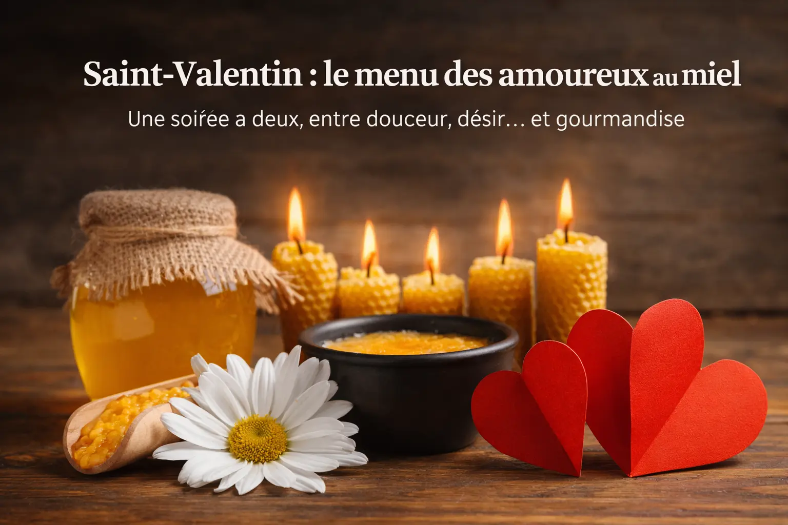 Table romantique de Saint-Valentin avec pot de miel artisanal, bougies en cire d’abeille et cœurs rouges