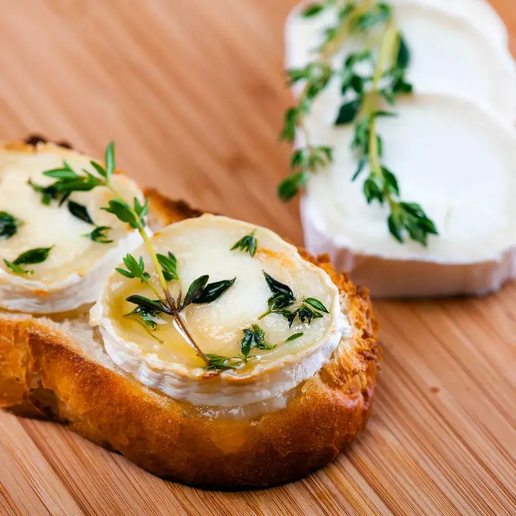 Toasts de chèvre chaud nappés de miel artisanal, entrée gourmande pour la Saint-Valentin
