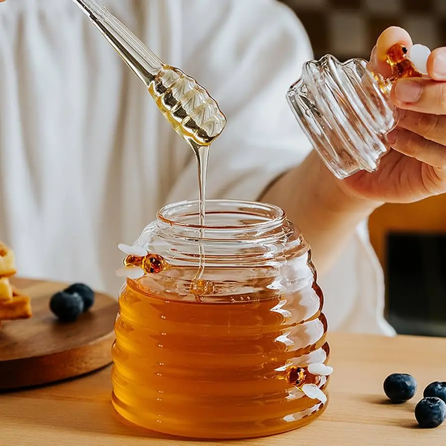 Cuillère à miel en verre servant le miel avec précision et élégance