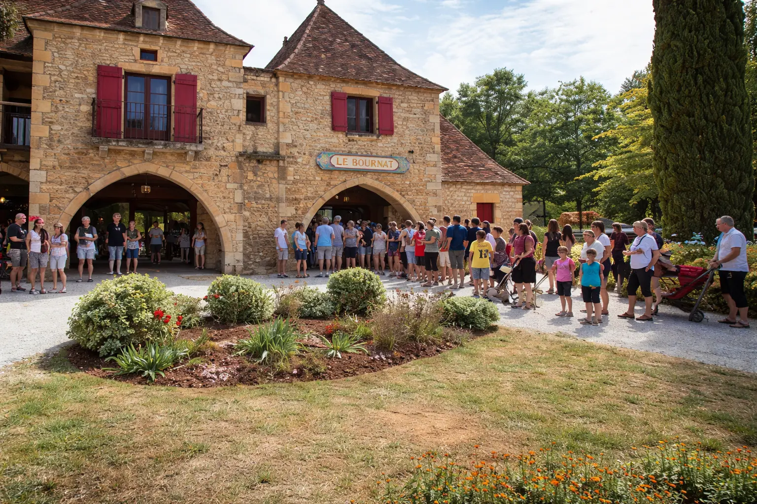 Parc du Bournat en Dordogne avec visiteurs devant l’entrée, point de vente proche du Bugue pour le miel du Périgord