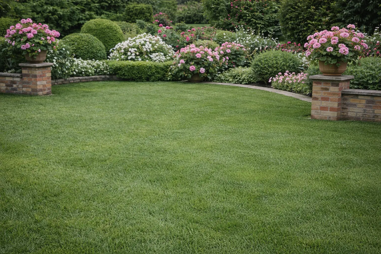 Jardin ornemental soigné et symétrique Jardin ornemental parfaitement entretenu sans plantes mellifères