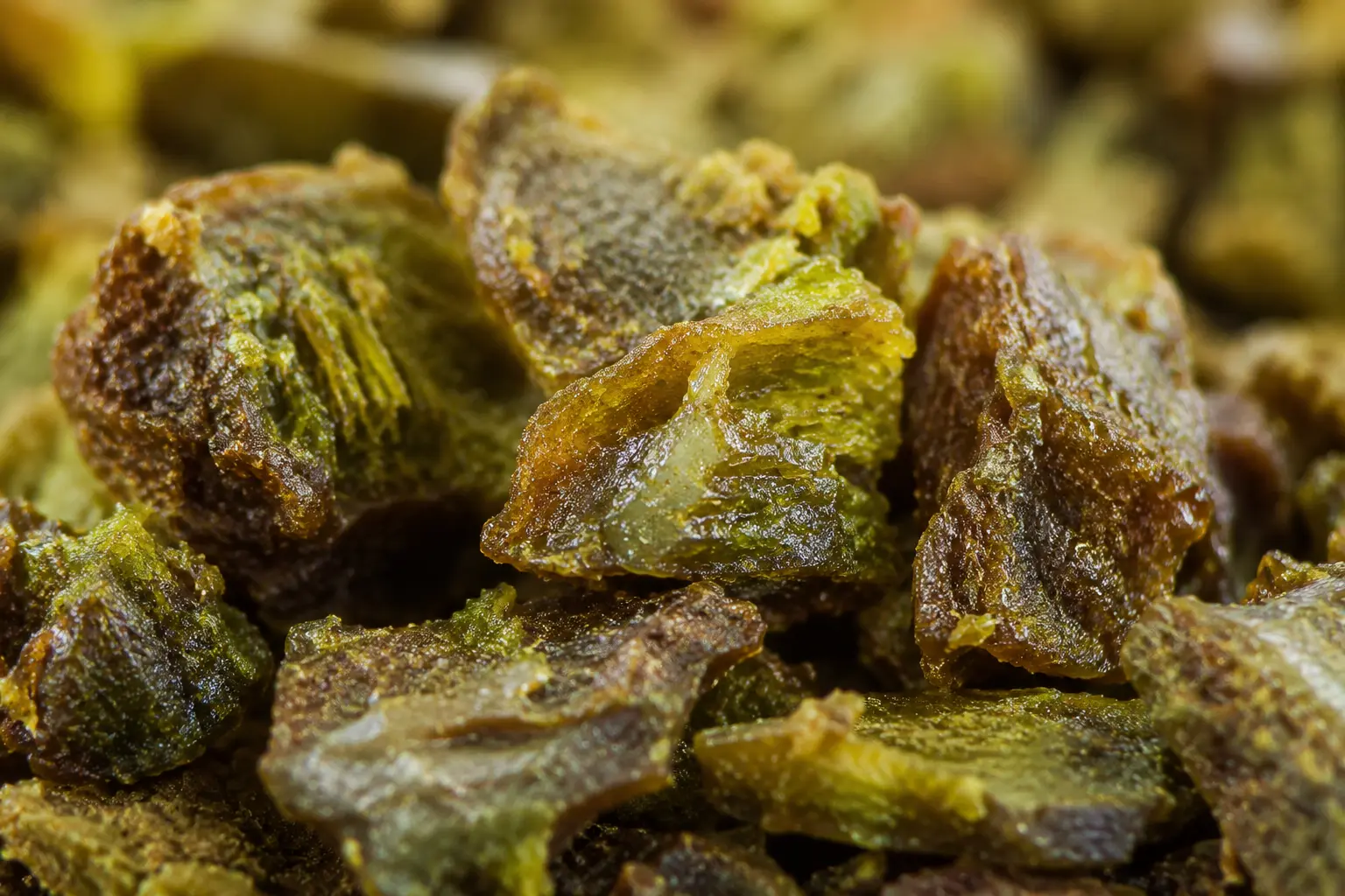 Macro de propolis verte montrant sa texture résineuse naturelle