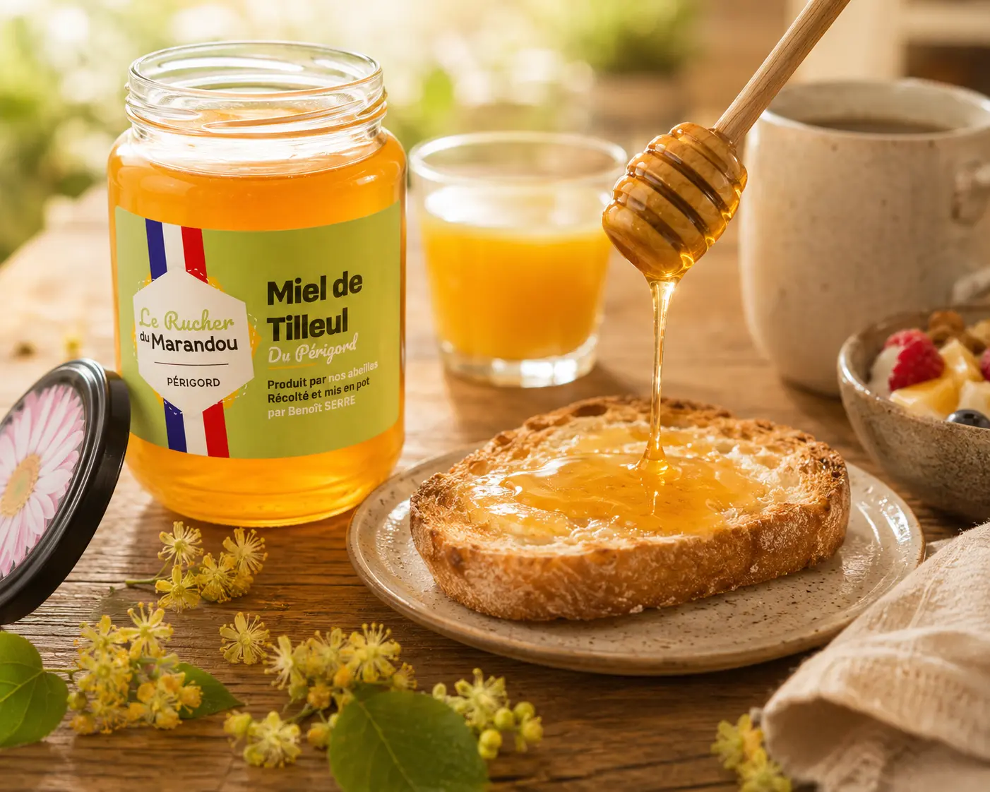 Miel de tilleul du Périgord coulant sur une tartine grillée au petit-déjeuner