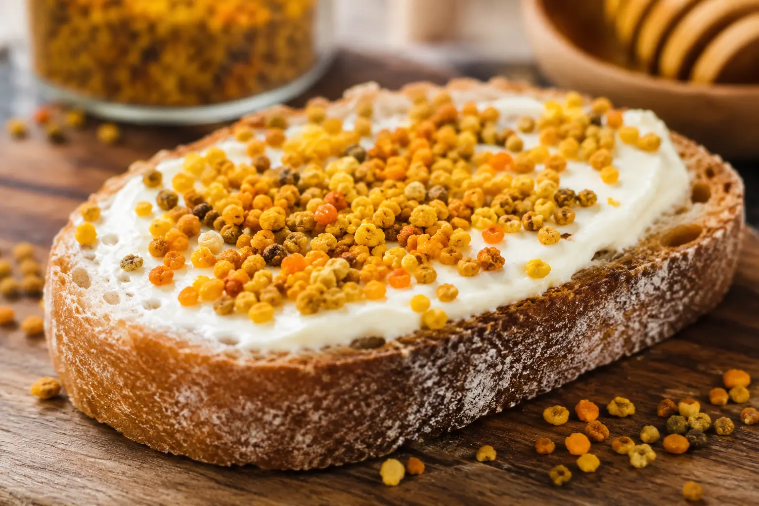 Tartine garnie de pollen de fleurs sur une préparation crémeuse au petit-déjeuner