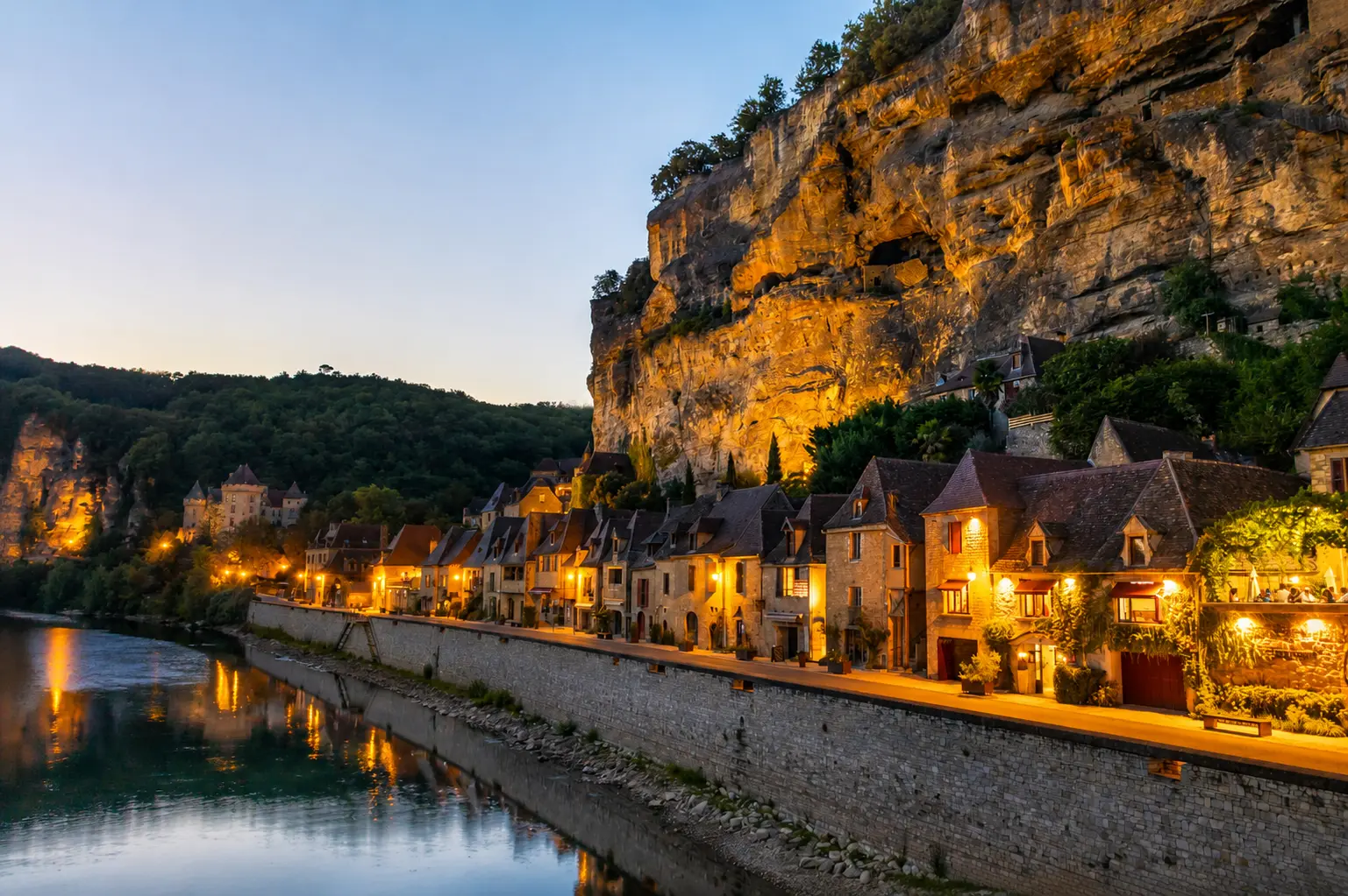 La Roque-Gageac illuminée au coucher du soleil dans la vallée de la Dordogne