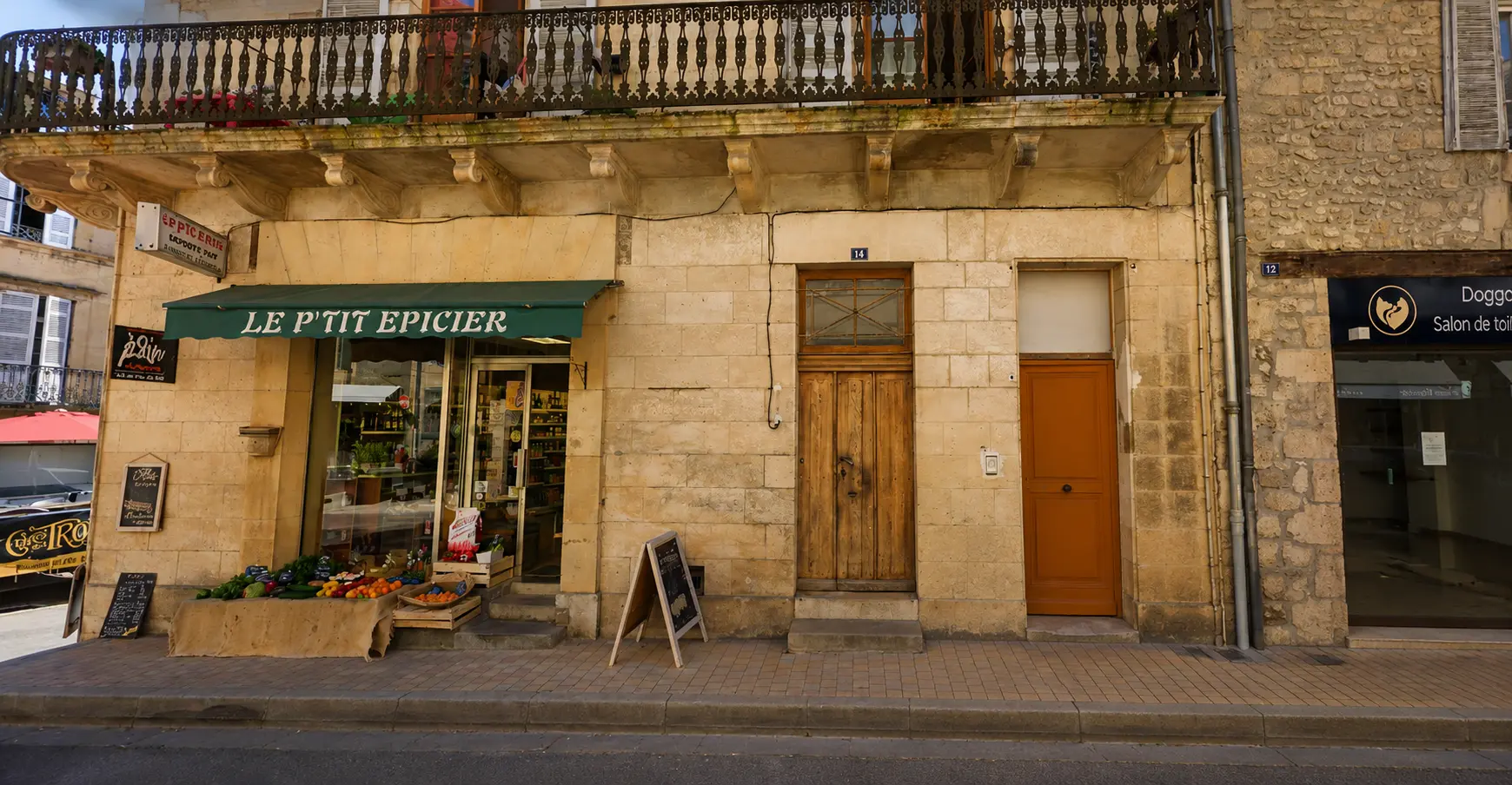 Le P'tit Épicier – Point de vente partenaire à Montignac-Lascaux Façade du P'tit Épicier à Montignac-Lascaux, commerce de proximité partenaire du Rucher du Marandou proposant notre miel artisanal du Périgord.